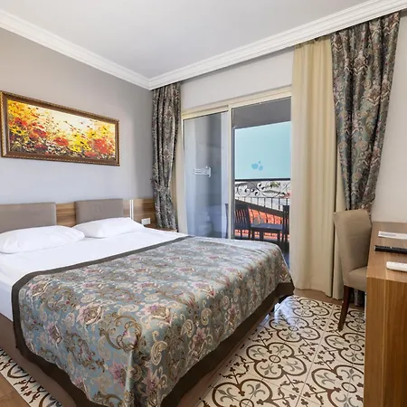 Crystal Aura & Resort Kemer